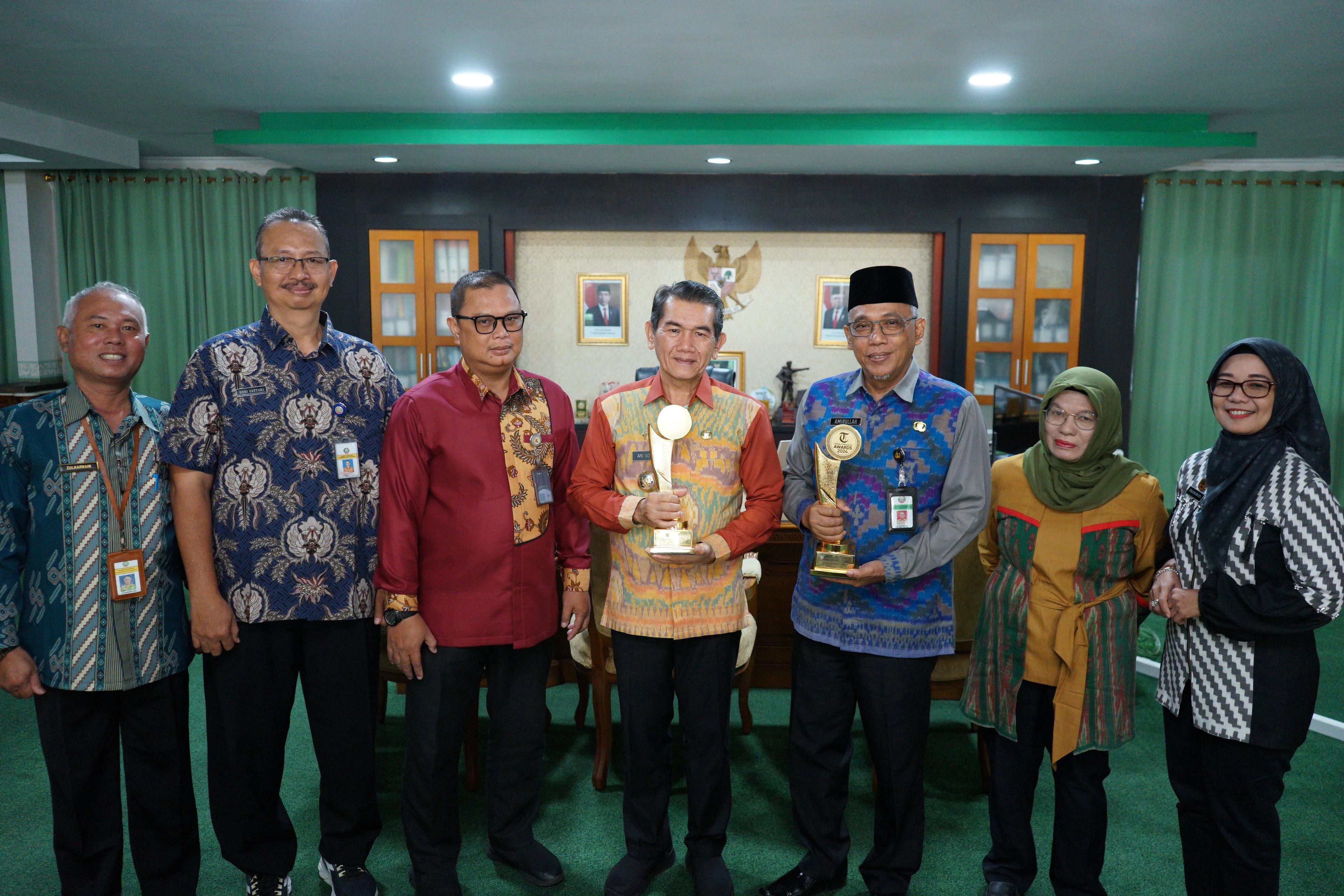 Pemkot Pontianak Raih Dua Penghargaan Tribun Pontianak Award 2024 Pemkot Pontianak Raih Dua Penghargaan Tribun Pontianak Award 2024